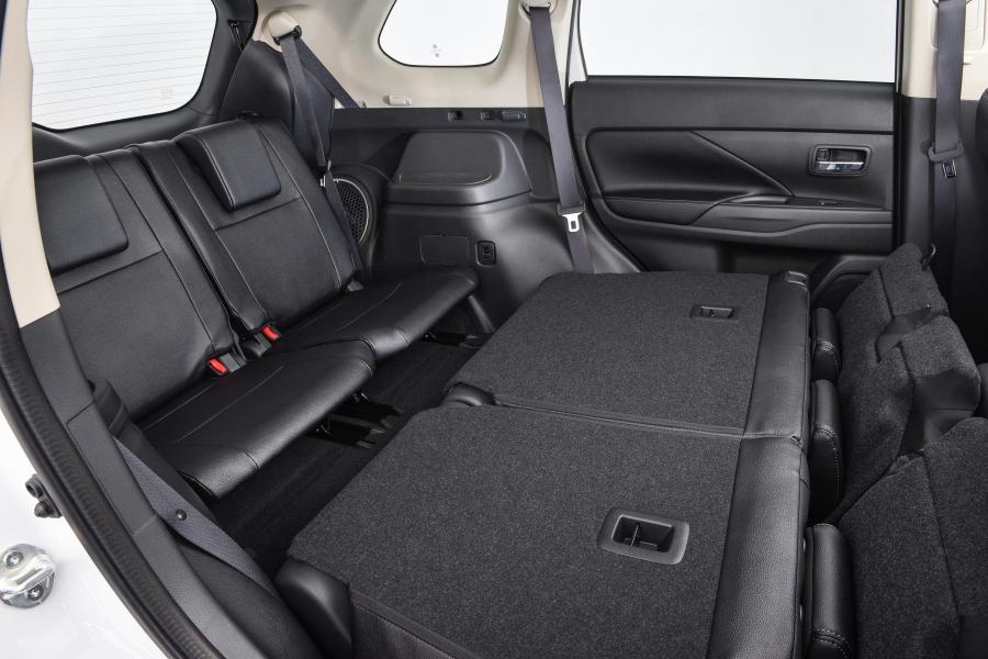 Интерьер Mitsubishi Outlander 2017 года  (ZA) (фото 7 из 10)